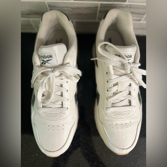 Woman’s Reebok - Picture 5 of 6